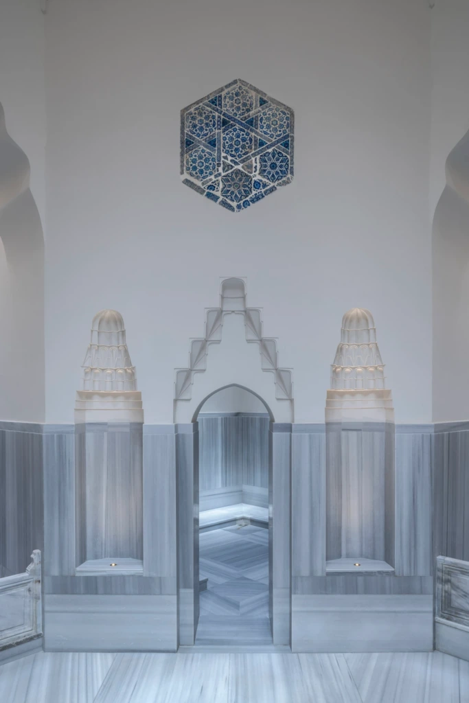 Gelin hamamı alanındaki klasik mimari niş tasarımları ve Osmanlı çini süslemeleri, Zeyrek Çinili Hamam’ın estetik mirasını yansıtıyor.
