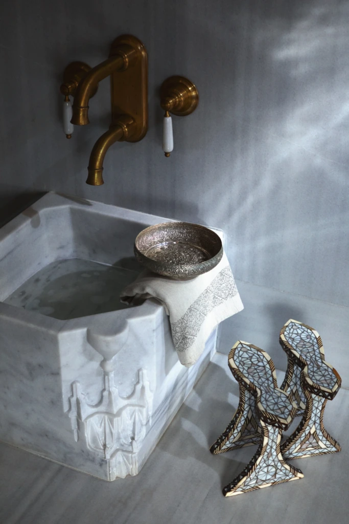 Zeyrek Çinili Hamam’da gelin hamamı ritüelinde kullanılan geleneksel mermer kurna, gümüş tas ve mozaik desenli el yapımı nalınlar; lüksü ve kültürü bir araya getiriyor.