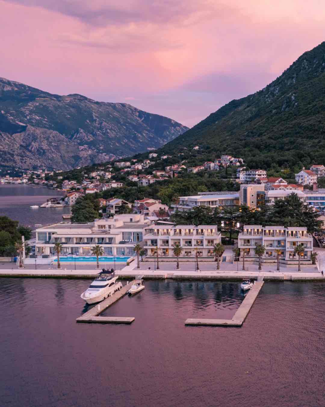 Hyatt Regency Kotor Bay Resort tepeden görüntüsü.