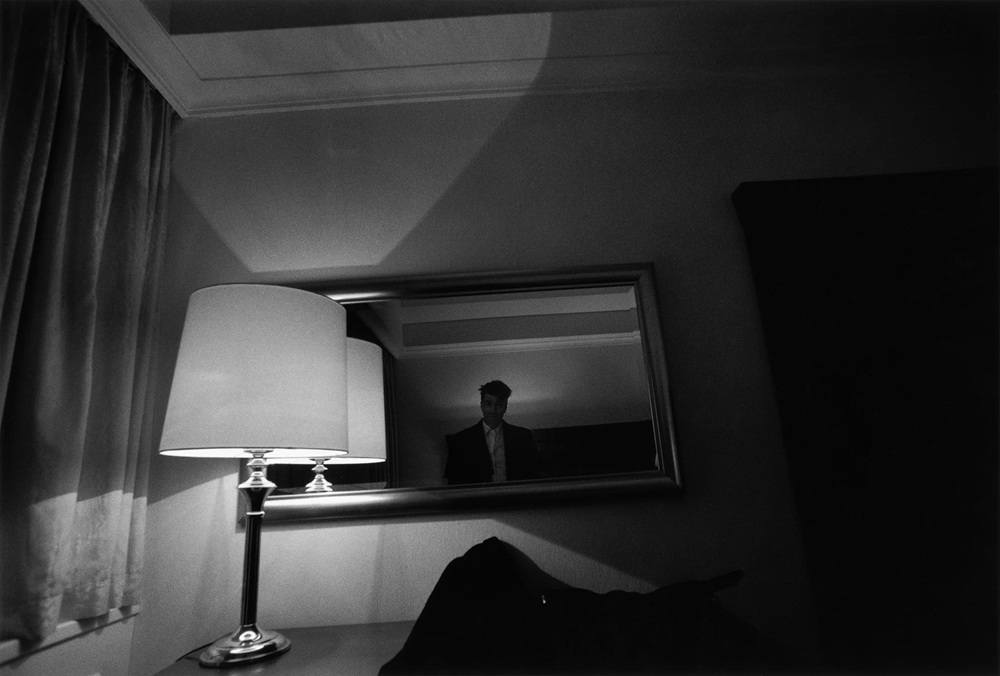 David Lynch’in 1999 tarihli, Berlin serisine ait isimsiz fotoğrafı; karanlık tonlar ve belirsiz mekân hissi