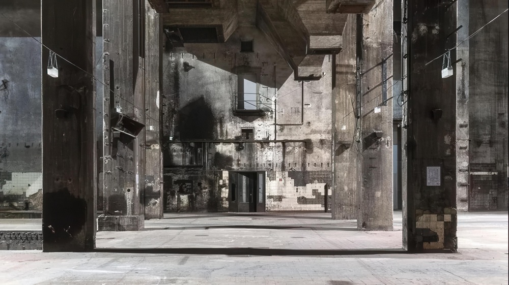 Pierre Huyghe’nin Berlin’deki Halle am Berghain mekânında gerçekleştirdiği büyük ölçekli çağdaş sanat yerleştirmesi