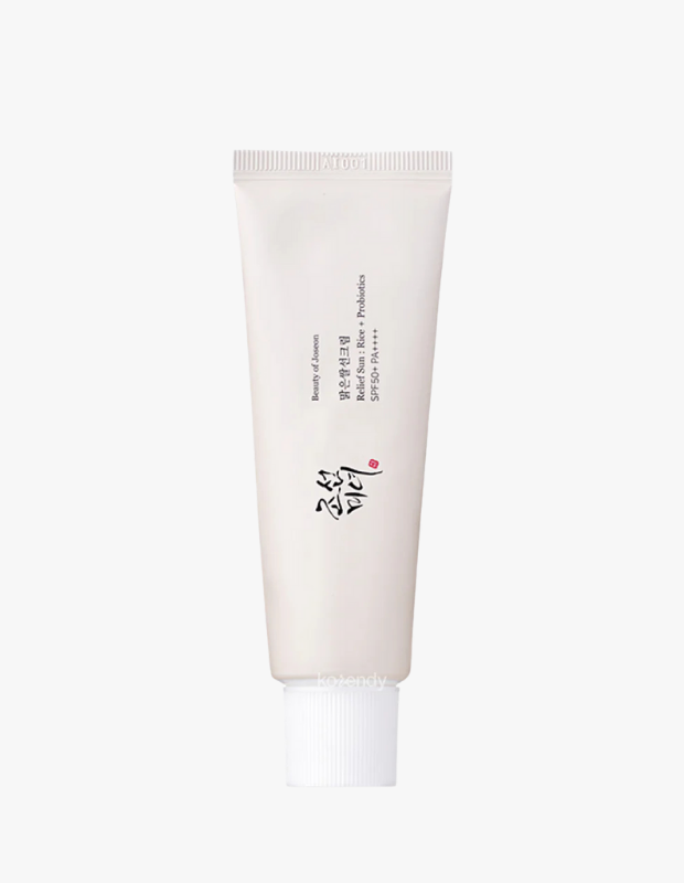 Ürün Cinsiyeti
Unisex
Ürün Tipi
Güneş Koruyucu
Ürün Sezonsallığı
İlkbahar / Yaz
Ürün Çeşidi
SPF 50+ Yüksek Koruma Güneş Kremi
Ürün Özellikleri
Beauty of Joseon Relief Sun: Rice SPF50+ PA++++, güçlü güneş koruması ile cildi UV ışınlarının zararlı etkilerine karşı savunan bir güneş kremidir. %30 pirinç özü ve probiyotiklerle zenginleştirilmiş formülü, cildi nemli, yumuşak ve ışıltılı tutmaya yardımcı olurken aynı zamanda ciltte doğal bir parlatıcı etki sağlar. EWG Yeşil Sınıf güvenli içerikleri ile hassas ciltler için de uygun bir profil sunar. Kimyasal filtre içeren SPF50+ PA++++ koruması, geniş spektrumlu UVB/UVA koruması sağlar. Ürün, kolay sürülen, beyazlık bırakmayan hafif dokusuyla günlük kullanımda konforlu bir his verir ve makyaj altına da uyumlu şekilde kullanılabilir.
Öne Çıkan Detaylar
• SPF50+ PA++++ ile yüksek düzeyde UV koruması
• %30 pirinç özü ve probiyotiklerle zenginleştirilmiş formül
• Cildi nemlendiren ve doğal bir ışıltı kazandıran içerik
• EWG Yeşil Sınıf güvenli bileşenler
• Beyazlık bırakmayan hafif doku
• Günlük kullanım ve makyaj altı için uygun
Kimler Kullanıyor?
Günlük güneş korumasını cilt bakımıyla birleştirmek isteyen, aynı zamanda hafif ve iz bırakmayan bir güneş kremi arayan herkes tarafından tercih edilir. Özellikle cildini nemli ve sağlıklı görünümde tutmak isteyen, gündelik dış mekan kullanımlarında yüksek koruma isteyen kullanıcılar için ideal bir seçenektir.
Pirincin besleyici etkisi ve probiyotiklerle zenginleştirilmiş bu SPF 50+ güneş kremi, cilde koruma ve ışıltı sağlayan çok yönlü bir güneş bakımı sunar.