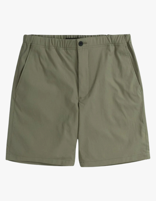 Ürün Cinsiyeti
Erkek
Ürün Tipi
Şort
Ürün Sezonsallığı
İlkbahar / Yaz
Ürün Çeşidi
Relaxed Fit Teknik Şort
Ürün Özellikleri
Norse Projects Ezra Solotex Şort, performans odaklı konforu günlük stil ile buluşturan modern bir tasarıma sahiptir. %100 Solotex® polyesterden üretilen esnek twill kumaşı, yay benzeri moleküler yapısı sayesinde üstün esneme ve hızlı form geri kazanımı sunar. Nefes alabilen yapısı PFC içermeyen DWR kaplama ile desteklenerek kuru ve rahat bir kullanım sağlar. Kırışmaya dayanıklı dokusu, gün boyu temiz ve düzenli bir görünüm sunarken; elastik ve kordonlu bel yapısı rahat bir uyum sağlar. Fermuarlı kapanış ve özenli iç detaylar, minimal ve fonksiyonel bir bitiş kazandırır.
Öne Çıkan Detaylar
• %100 Solotex® polyester esnek twill kumaş
• Nefes alabilen yapı ve PFC içermeyen DWR kaplama
• Kırışmaya dayanıklı, hızlı form geri kazanımı
• Relaxed fit kesim
• Elastik ve kordonlu bel
• Fermuarlı kapanış, zarif iç detaylar
Kimler Kullanıyor?
Rahat kesimi, teknik kumaşı ve sade tasarımıyla gün içinde hareket özgürlüğü arayan; şehir yaşamında, seyahatte ya da hafta sonu kombinlerinde konforu ön planda tutan erkeklerin gardırobuna kolayca uyum sağlar.
Solotex® esnek kumaşı ve nefes alabilen yapısıyla Norse Projects erkek şort, yaz aylarında konfor, dayanıklılık ve modern stili bir arada sunar.