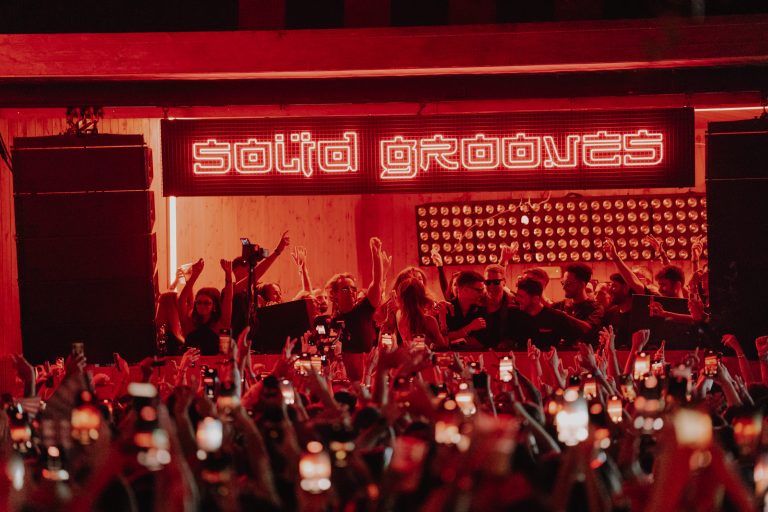 İbiza’nın En İyi Beach Club’ları ve Gece Kulüpleri