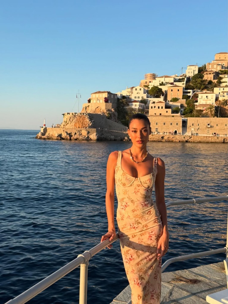 Leonard Cohen’in İzinde Hydra Adası: Dilan Çiçek Deniz