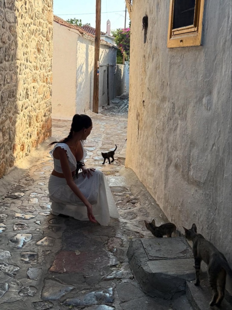Leonard Cohen’in İzinde Hydra Adası: Dilan Çiçek Deniz