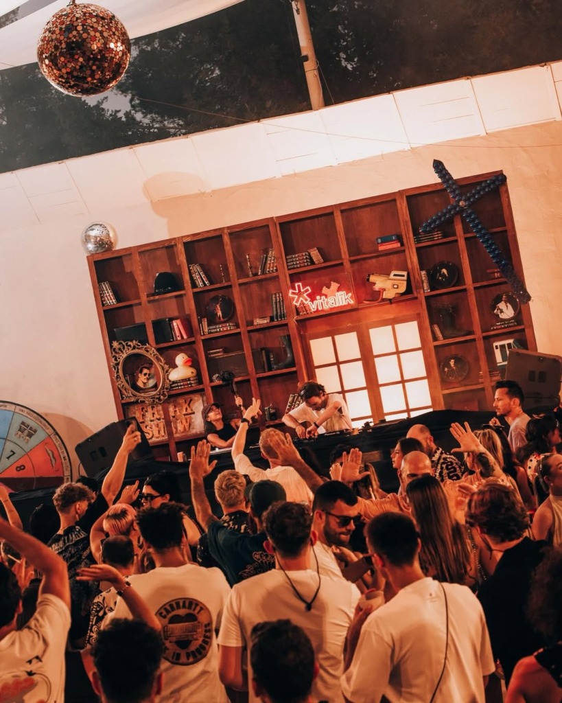İbiza’nın En İyi Beach Club’ları ve Gece Kulüpleri