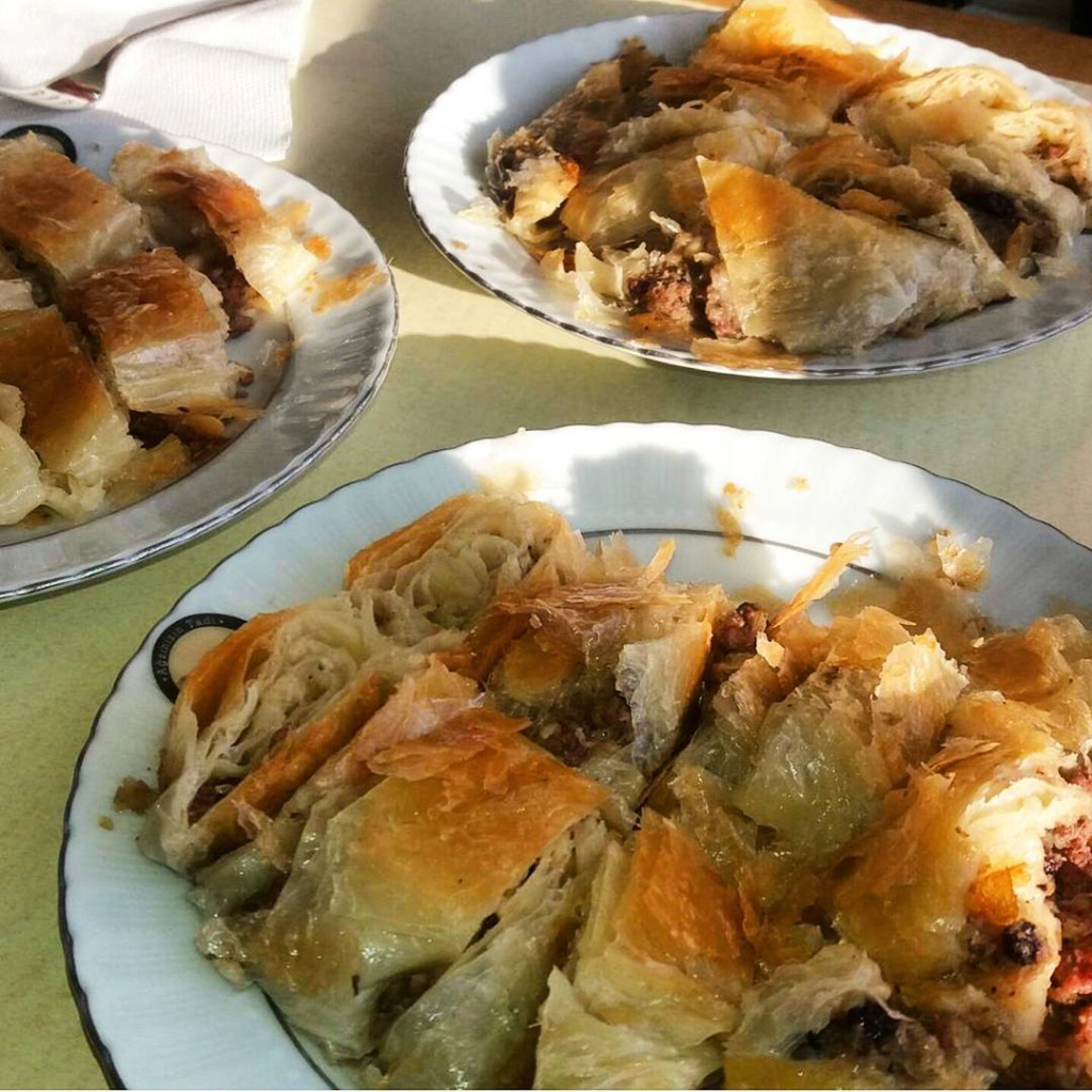 Tarihi Sarıyer Börekçisi kıymalı börek