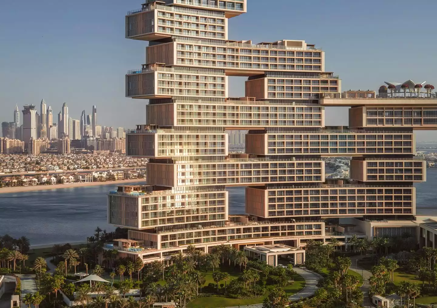Dubai'nin eşsiz sahil şeridinde yer alan Atlantis The Royal oteli, farklı açılarda konumlanmış birbirine geçmiş bloklardan oluşan göz alıcı modern mimarisi, palmiyeli bahçeleri ve masmavi denizin üzerinde yükselen şehir silüetiyle büyüleyici bir manzara sunuyor.