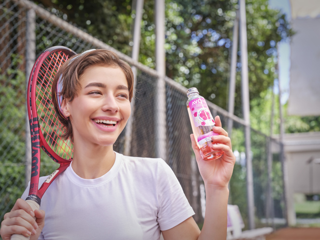 Tenis oynayan kızın, AVOYA Blend içtiğini ve enerjik olduğunu görüyoruz.