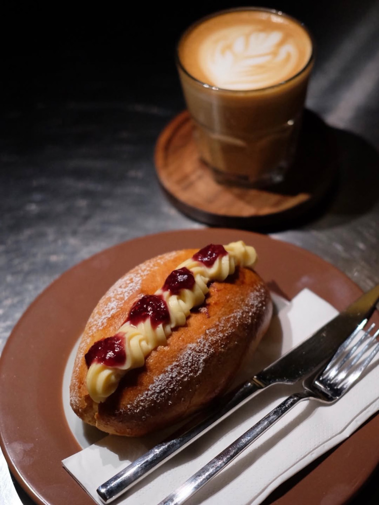 Bala Bakehouse kremalı tatlı ve kahve