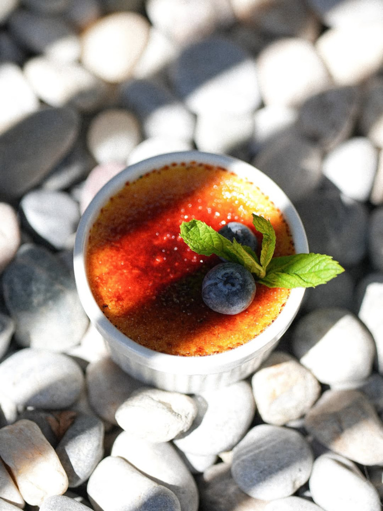 Nazende Bakery creme brulee ve yaban mersini
