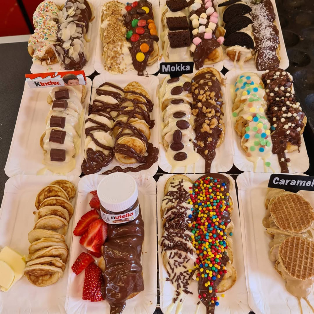 Çikolata sosları, renkli şekerlemeler, fındık, marshmallow, Oreo parçacıkları ve taze çilek gibi çeşit çeşit zengin malzemelerle süslenmiş, Amsterdam'ın sokak lezzetlerinden minik ve yumuşak Hollanda pankekleri poffertjes'in cazip sunumları, Amsterdam seyahat rehberinde mutlaka denenmesi gereken bir lezzet olarak öne çıkıyor.
