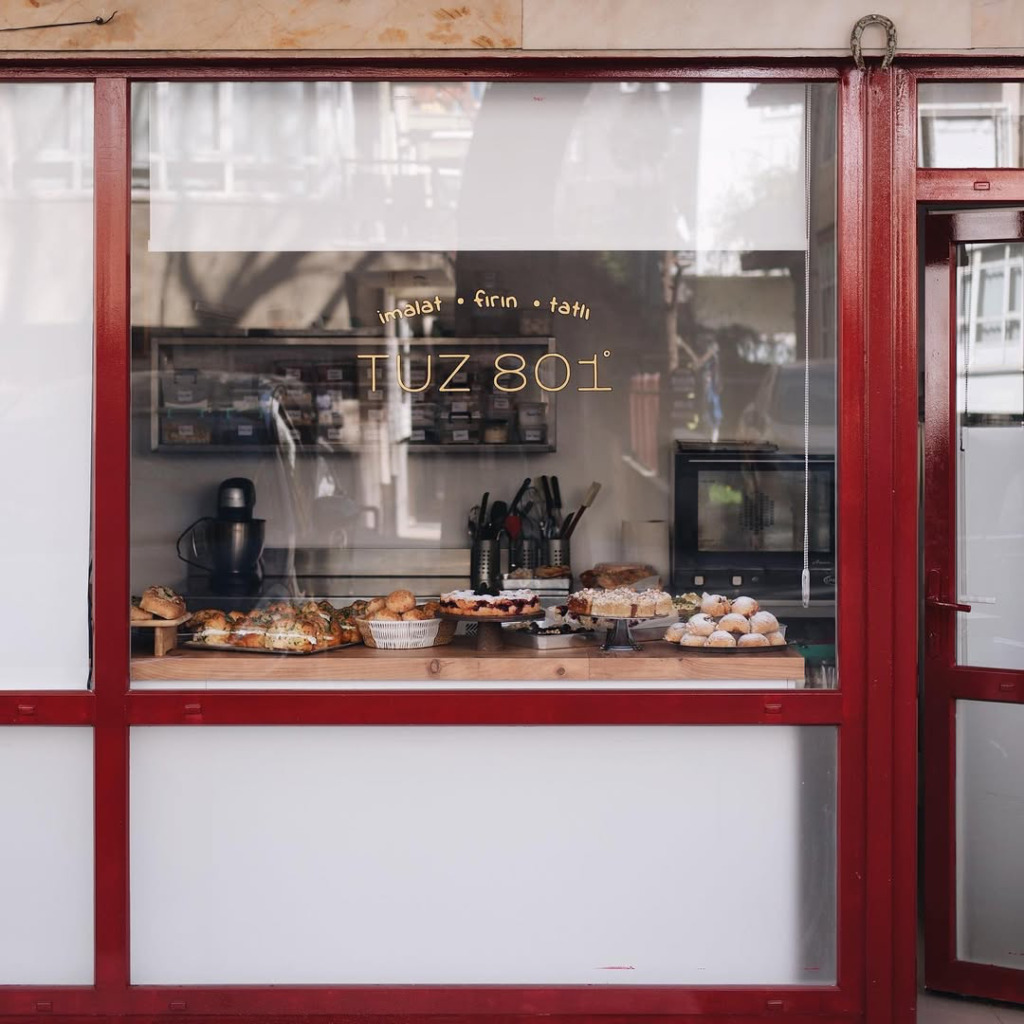 Tuz 801 Bakery tatlı vitrini