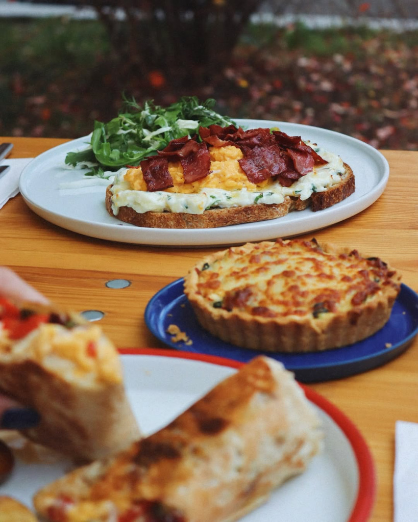 UN Bakery & Breakfast Club ekmeküstü yumurtalı kahvaltılıkları