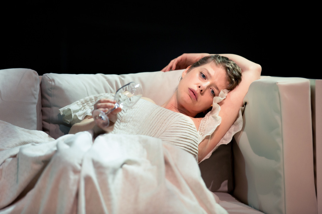  Madame Bovary tiyatro oyunundan bir sahne