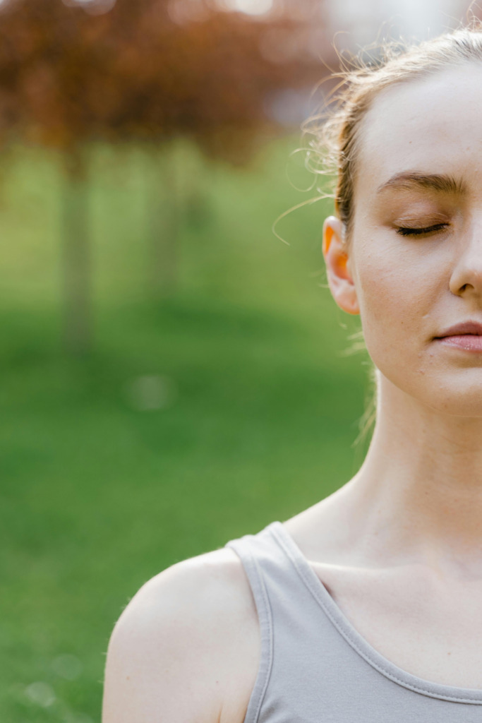 meditasyon yapan kadın