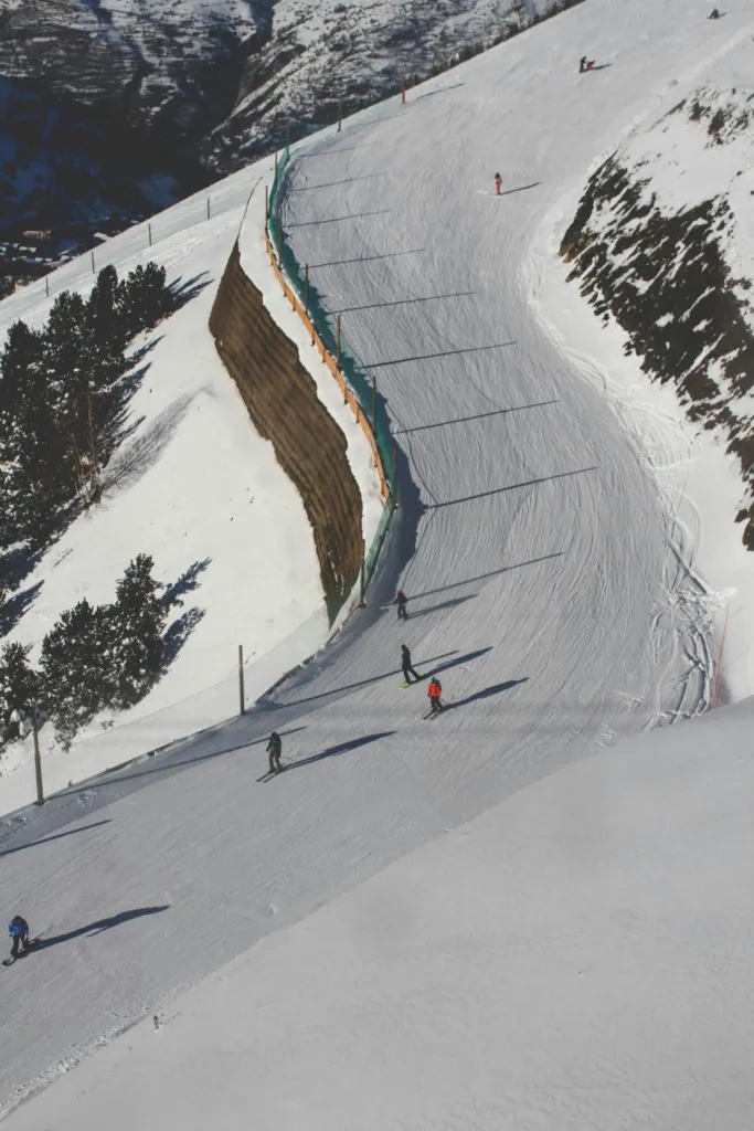 Güneşli bir kış gününde, karla kaplı dağ yamacında yer alan geniş kayak pistinde, aralarında snowboardcuların da bulunduğu çeşitli kayakçılar aşağı doğru kayarken, Sapanca bölgesinin kış turizmi potansiyelini gözler önüne seriyor.