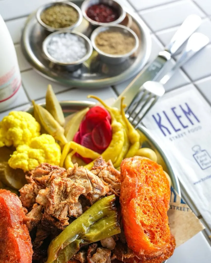 Bol etli, yanında kızarmış yeşil biberler, sarı karnabahar, bamya, kırmızı pancar ve sarı biber turşuları ile çıtır ekmek dilimleri bulunan, Klem Street Food'un Sapanca'ya özgü lezzetlerinden biri olan ve metal bir tabakta servis edilen iştah açıcı bir sokak yemeği tabağı.