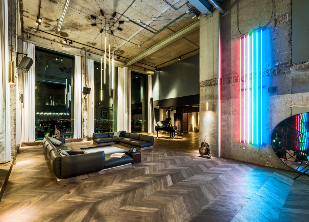 Amsterdam'ın enerjik gece hayatına uygun, beton tavanlı modern bir çatı katında, şehre nazır geniş pencereleri, karanlık deri koltukları, piyanosu, gitarı ve dikkat çekici renkli neon ışıklarıyla sanatsal bir buluşma alanı.