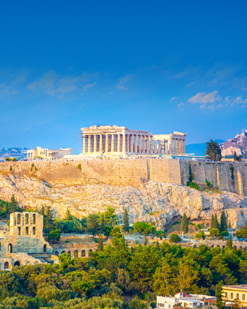 Atina, antik Yunan medeniyetinin kalbi olan Akropolis ile ziyaretçilerini binlerce yıllık bir yolculuğa çıkarır. Görkemli Parthenon ve Erechtheion gibi mermer yapılar, kayalık bir tepenin üzerinde yükselir ve altın rengi güneş ışıklarının altında parlar. Çevresi yeşil ağaçlarla çevrili bu tarihi alan, berrak mavi bir gökyüzünün altında eşsiz bir manzara sunar. Hem antik dönemin mimari dehasını hem de modern Akdeniz enerjisini barındıran Atina, tarihle iç içe bir keşif deneyimi vaat eder.
Öne Çıkan Detaylar:
- Antik Yunan mimarisinin sembolik yapıları (Parthenon, Erechtheion)
- Akropolis'in doğal kayalık tepede konumlanışı ve panoramik şehir manzarası
- Mitolojik kökenleri ve binlerce yıllık zengin tarihi dokusu
Kimler Kullanıyor?: Tarihe, mitolojiye ve antik uygarlıklara derin ilgi duyan, kültürel keşiflerden ve mimari harikalardan ilham alan herkes bu destinasyonda kendini bulabilir. Akdeniz'in sakin kış güzelliğini veya ilkbaharın canlanan enerjisini deneyimlemeyi arzulayan, geçmişle günümüzü bir arada yaşamak isteyen seyahatseverler için Atina, eşsiz bir deneyim sunar. Sanata, felsefeye ve büyüleyici manzaralara değer veren bireyler, bu kadim şehrin ruhunu keşfetmekten keyif alacaktır.