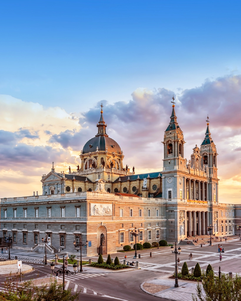Madrid, tarihi mimarisi ve modern enerjisiyle öne çıkan, İspanya'nın kalbinde yer alan bir Güney Avrupa şehridir. Resimde görülen Almudena Katedrali ve çevresindeki görkemli yapılar, geniş meydanlar ve tarihi detaylar şehrin kültürel zenginliğini gözler önüne serer. Altın ışıkla aydınlanan sokakları, hareketli Gran Vía'sı, Retiro Parkı'nın huzurlu atmosferi ve Prado Müzesi'nin sanatsal derinliği ile ziyaretçilerine çok yönlü bir deneyim sunar. Kışın sıcak çikolata kokuları ve baharın çiçek açan ağaçlarıyla farklı mevsimsel güzellikleri bir arada yaşatır.
Öne Çıkan Detaylar:
- Almudena Katedrali ve Kraliyet Sarayı çevresinin etkileyici tarihi ve mimari dokusu
- Kış ve ilkbahar dönemlerinde şehri saran eşsiz doğal ışık ve canlı ambiyans
- Sanat, gastronomi ve enerjik sosyal yaşamı birleştiren zengin şehir deneyimi
Kimler Kullanıyor?: Bu şehir, tarihin ve modernliğin uyum içinde buluştuğu destinasyonları seven, sanatsal ve kültürel zenginliklere ilgi duyan gezginler için idealdir. Lezzetli tapasları keşfetmeyi, enerjik meydanlarda zaman geçirmeyi ve mimarinin ihtişamına tanıklık etmeyi arzulayan, kışın dinginliğini ve ilkbaharın tazeliğini bir arada deneyimlemek isteyen herkes bu rotanın sunduğu ayrıcalıkları benimseyebilir.