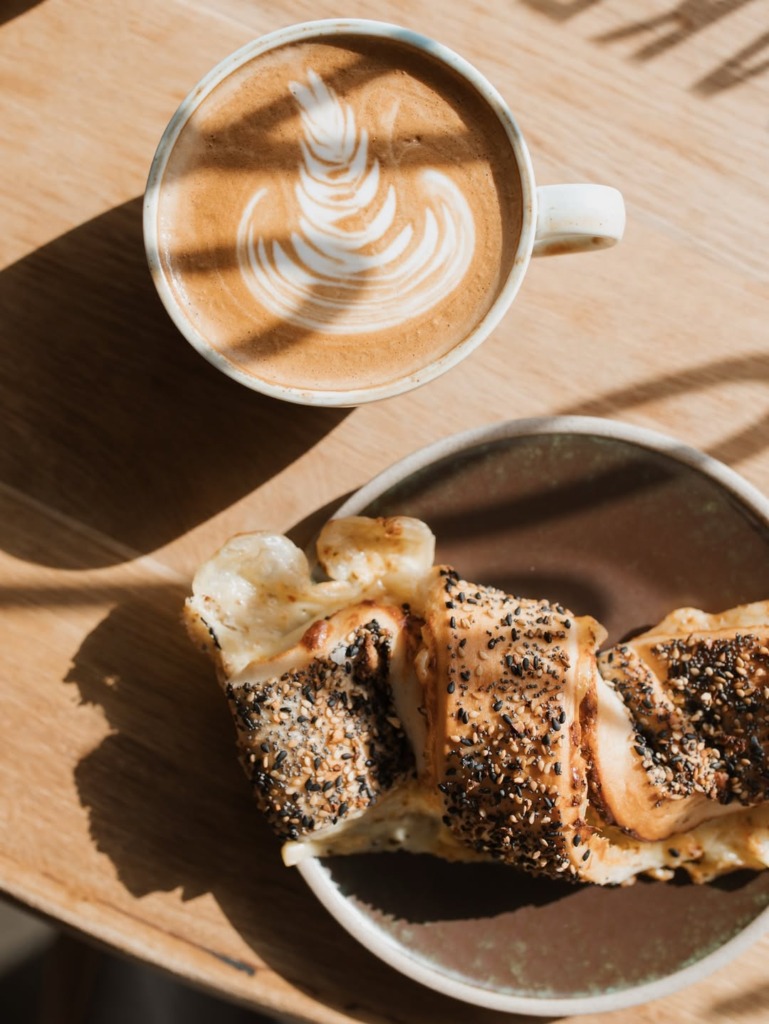Hygge Coffee & Micro Bakery, latte ve çörek