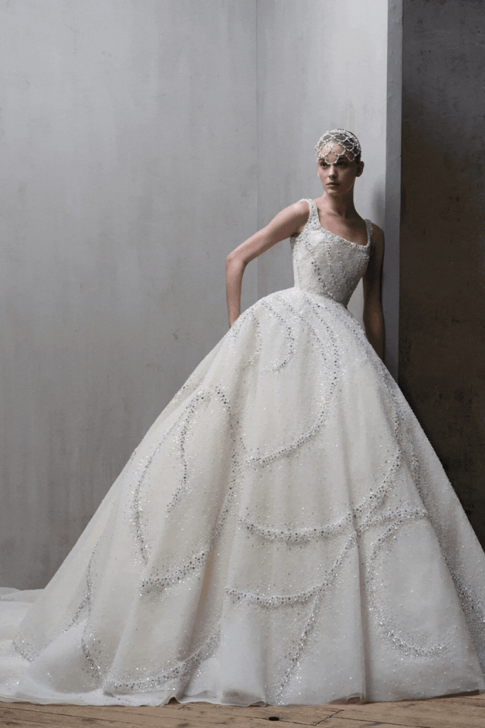 Kristal işlemeli prenses kesim haute couture gelinlik giyen model – ışıltılı ve gösterişli gelinlik tasarımı.