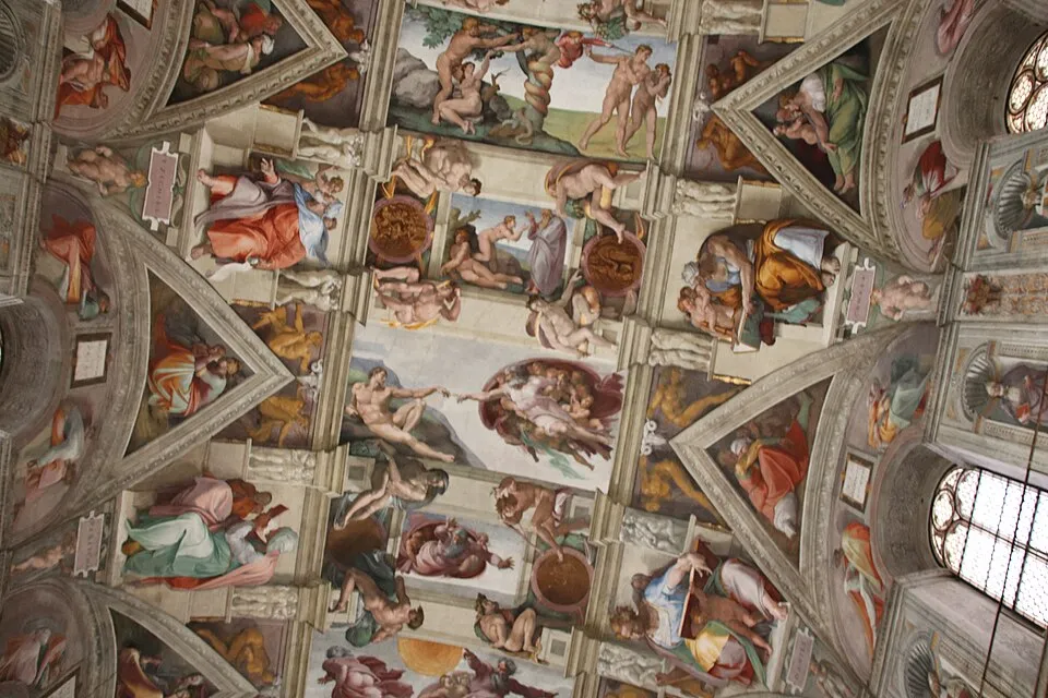 Michelangelo'nun ikonik eserlerinden biri olan Adem'in Yaratılışı'nın da yer aldığı, cennetten kovulma ve peygamber tasvirleriyle dolu Sistine Şapeli tavanının görkemli ve detaylı freskleri, sağ üst köşede yuvarlak bir pencerenin de görüldüğü genel bir bakışla sunuluyor.