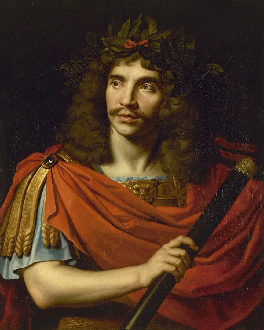 Molière'in klasisizm dönemine ait bu tiyatro portresinde, uzun kıvırcık saçları, ince bıyığı ve defne tacıyla süslenmiş başı dikkat çekiyor; altın zırhı ve kırmızı pelerini içinde elinde bir rulo tutarak soylu bir ifadeyle poz veriyor.