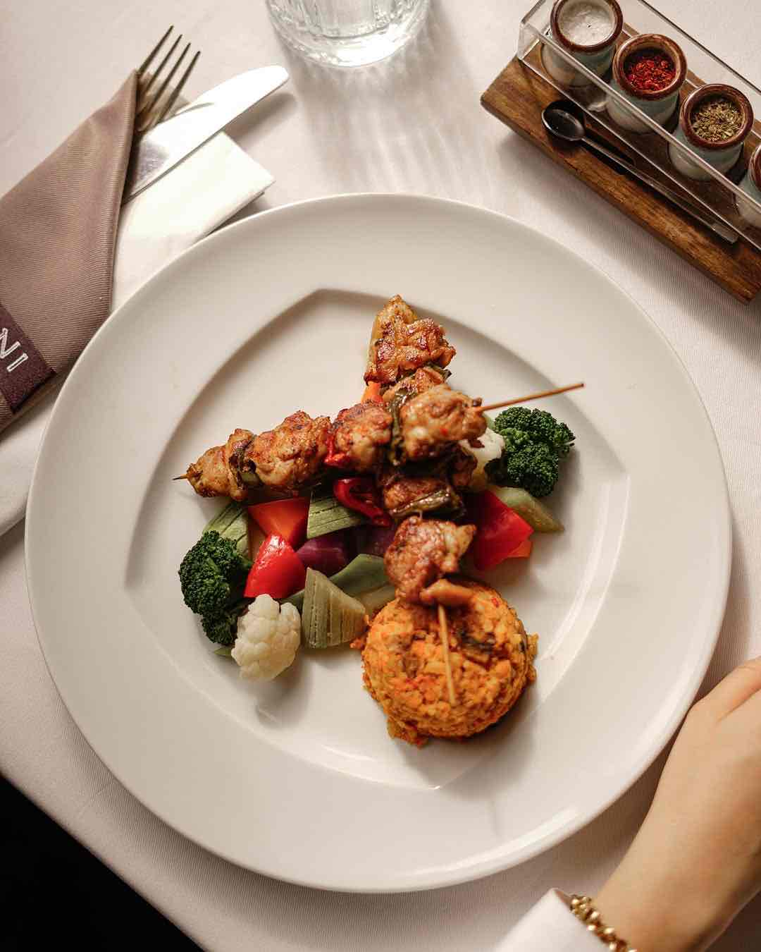 Aruni Restaurant yemek