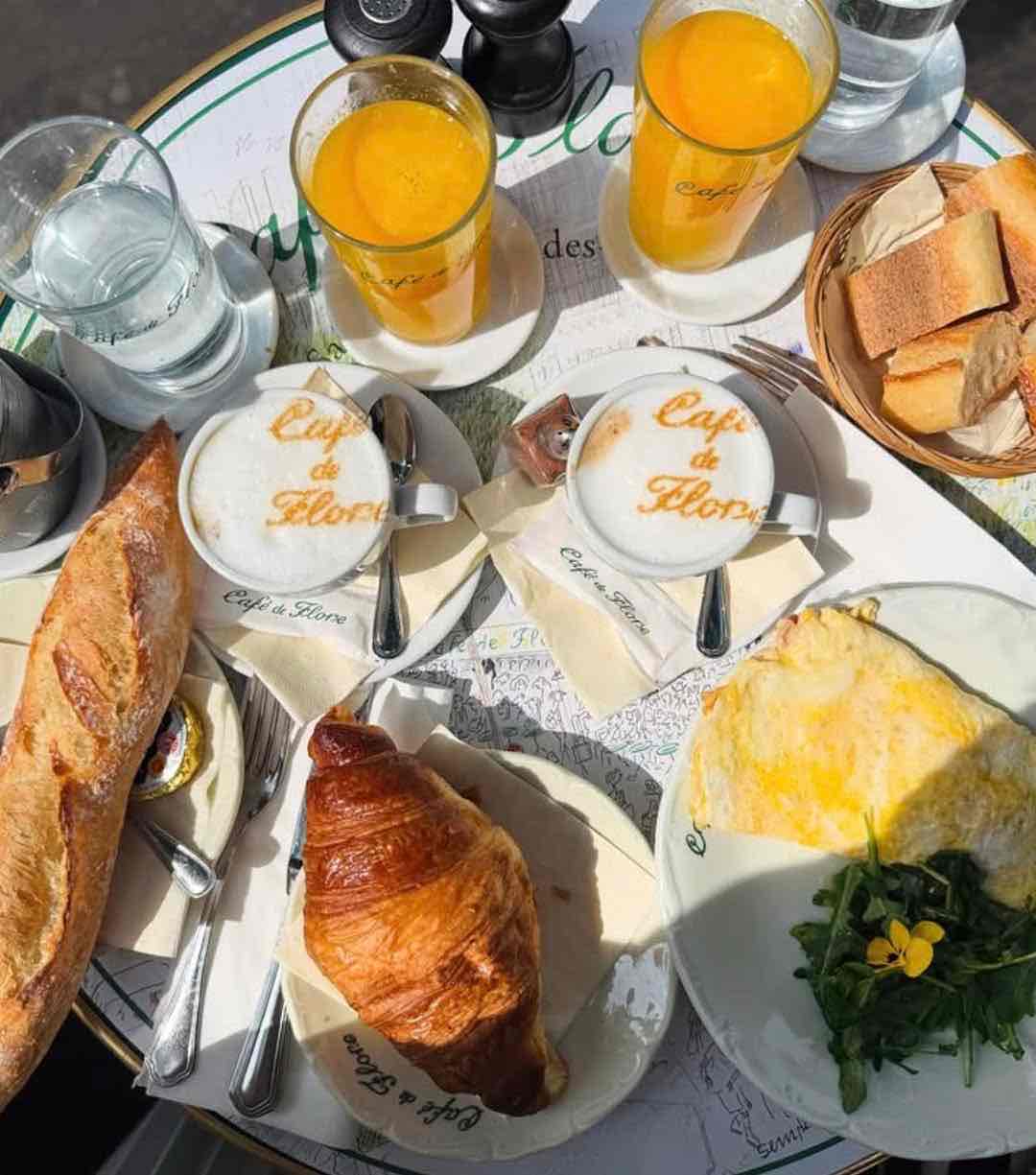 Cafe de Flore'da kruvasan ve kahvaltı