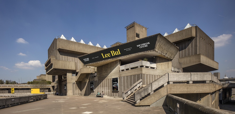 Hayward Gallery binasının dış cephesinde, Lee Bul sergisine ait afiş ve yönlendirme tabelalarının yer aldığı giriş alanı.