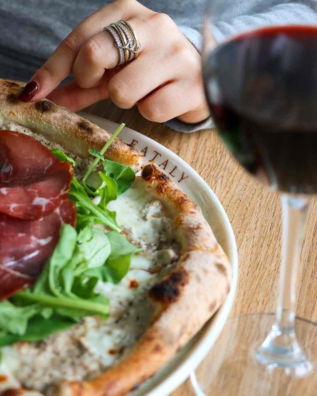 Eataly pizza ve kırmızı şarap