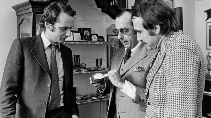 J.Heuer dönemin Ferrari F1 pilotları Niki Lauda ile Clay Regazzoni'ye Tag Heuer saatlerini gösteriyor, siyah beyaz fotoğraf, 1971