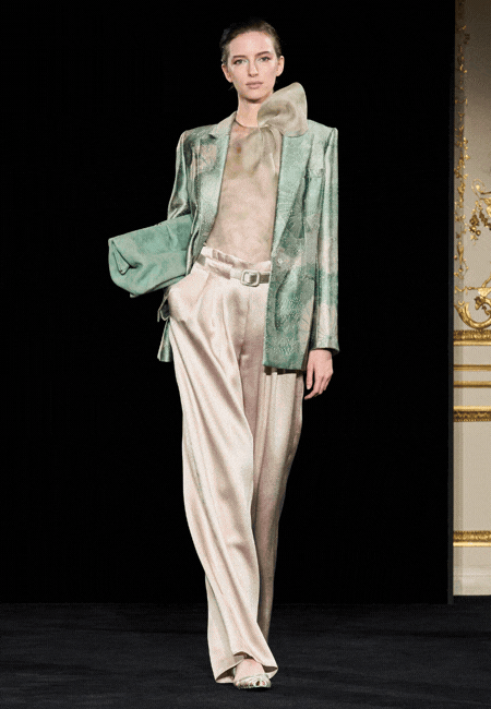 Armani Prive 2026 İlkbahar–Yaz haute couture defilesinde podyumda sunulan, yeşil tonlarında desenli blazer ceket, transparan üst ve saten görünümlü yüksek bel pantolondan oluşan zarif ve modern kadın couture tasarımları.