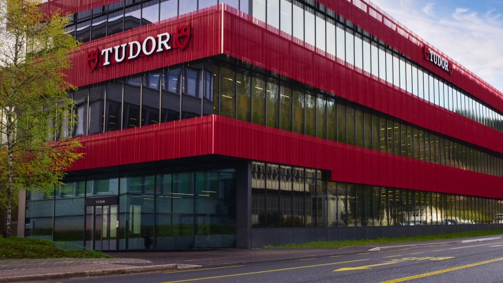 İsviçre’de bulunan Tudor el ile üretim fabrikasında saat üretim hatları ve çalışma alanları