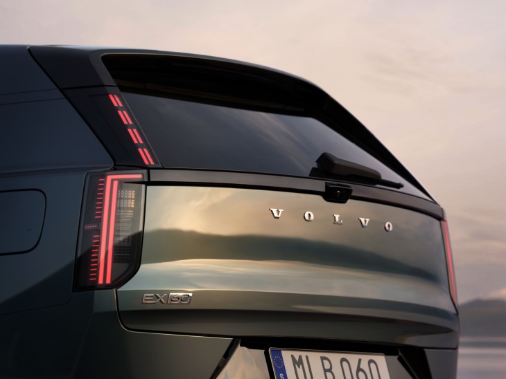 Volvo EX60 yeşil renk dış tasarım, arka bagaj, model ismi, Volvo logosu