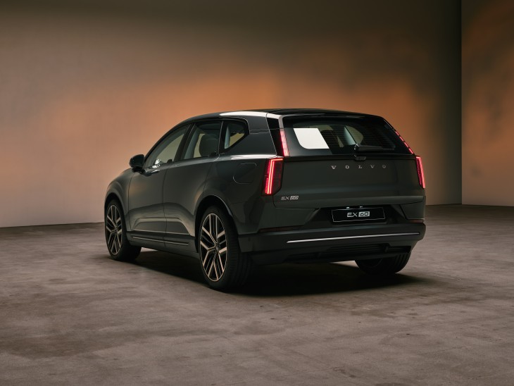 Volvo EX60 dış tasarımı arka görünüş, aerodinamik tasarım, led matrix far, stüdyo ortamı