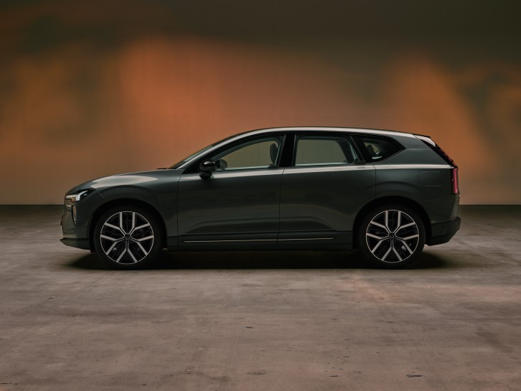Volvo EX60 dış tasarım, yan profilden görüntüsü, elektrikli otomobil, tek parça döküm şasi, megacasting üretim
