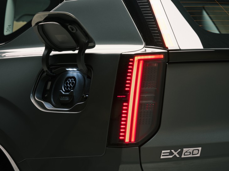 Volvo EX60 yeşil renk şarj soketi, kapağı, 800 V batarya, 400 kw hızlı şarj