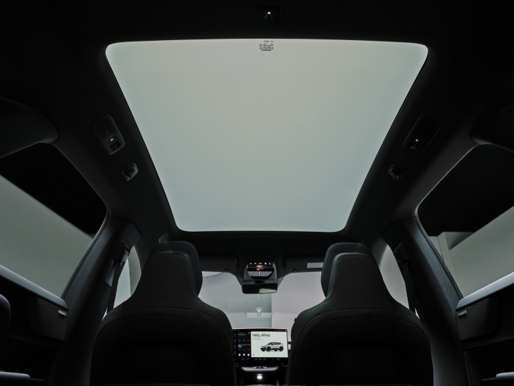 Volvo EX60 iç mekan sürdürülebilir tasarım, panaromik cam tavan, sunroof, bilgi-eğlence ekranı