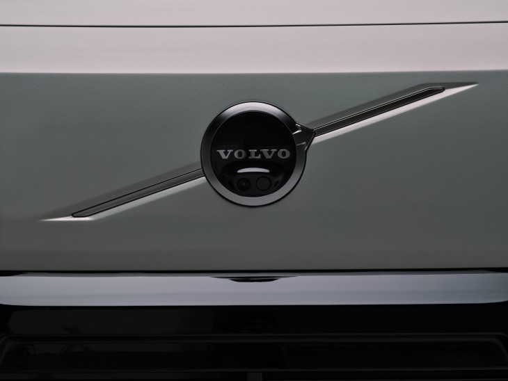 Volvo EX60 ön tasarım, yeşil renk panjur, ön kamera, Volvo logosu