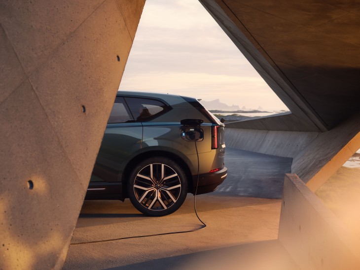 Volvo EX60 şarj olurken yan profil görüntüsü