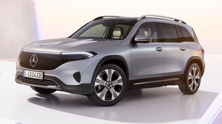 Gümüş Mercedes-Benz EQB elektrikli SUV, modern ve sade stüdyo ortamında ön üç çeyrek açıdan sergileniyor.