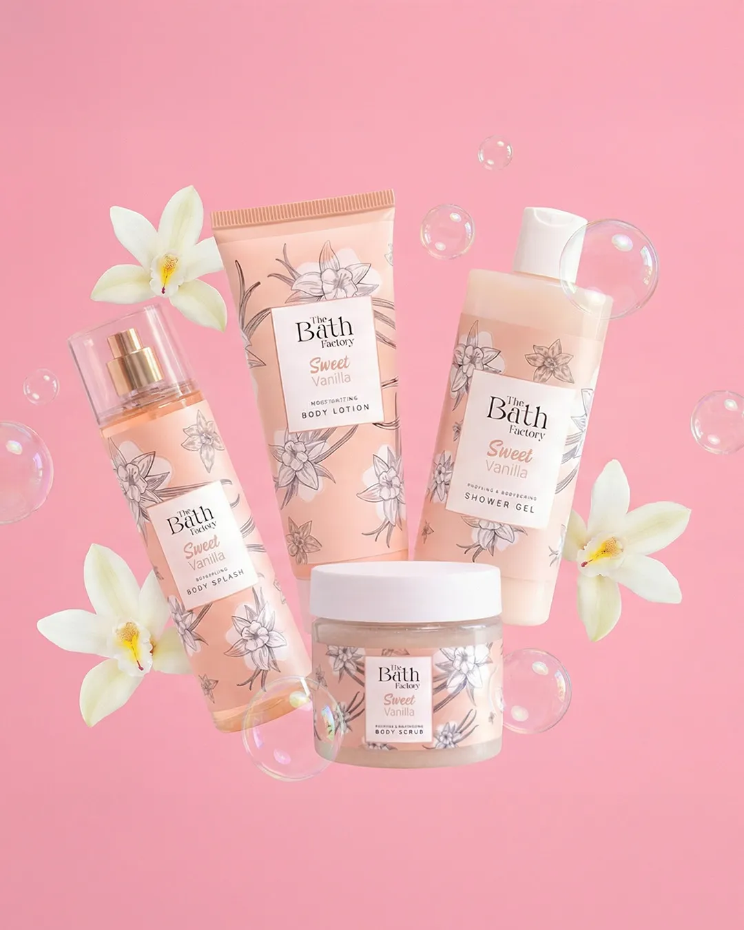 Parlak pembe bir arka plan üzerinde, The Bath Factory'nin Sweet Vanilla serisine ait şeftali tonlarındaki vücut losyonu, duş jeli, vücut spreyi ve peeling ürünleri, zarif vanilya çiçeği desenleriyle dikkat çekiyor; etraflarında süzülen beyaz orkide benzeri çiçekler ve saydam sabun baloncukları ile dinamik, ferahlatıcı bir kozmetik sahnesi oluşturuyor.