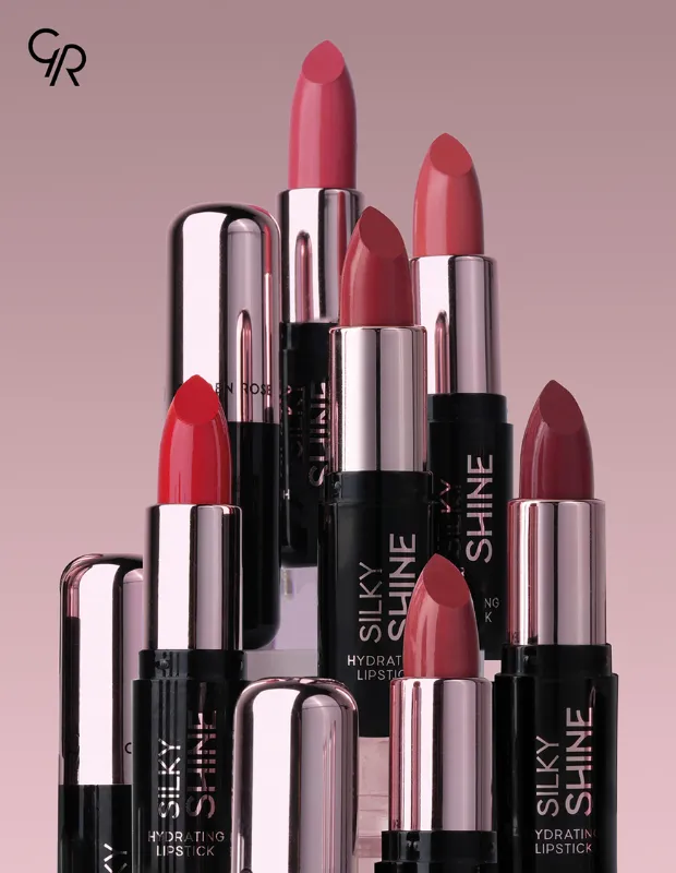 Golden Rose markasının Silky Shine Nemlendirici Ruj serisinden, siyah gövdeli ve rose-gold detaylı şık ambalajlarıyla öne çıkan, pembe ve kırmızı tonlarında rujların bir araya getirildiği estetik düzenleme, markanın Mart ayındaki yeni tasarımlarını ve renklerini gözler önüne seriyor.