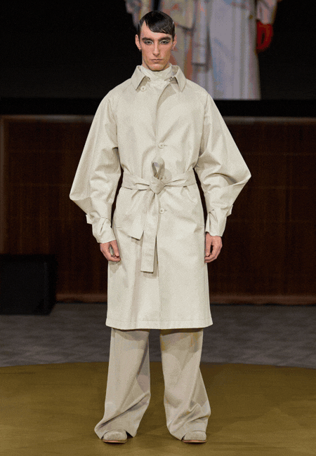London College of Fashion 2026 Sonbahar-Kış koleksiyonunda kemer detaylı bej trench coat, geniş kesim pantolon ve minimalist tailoring yaklaşımıyla modern, zamansız ve güçlü siluet.