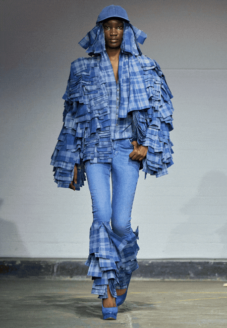 Central Saint Martins 2026 Sonbahar-Kış MA koleksiyonunda katmanlı volan detaylı mavi denim takım, uyumlu şapka ve avangart hacimli tasarımıyla deneysel ve güçlü siluet.