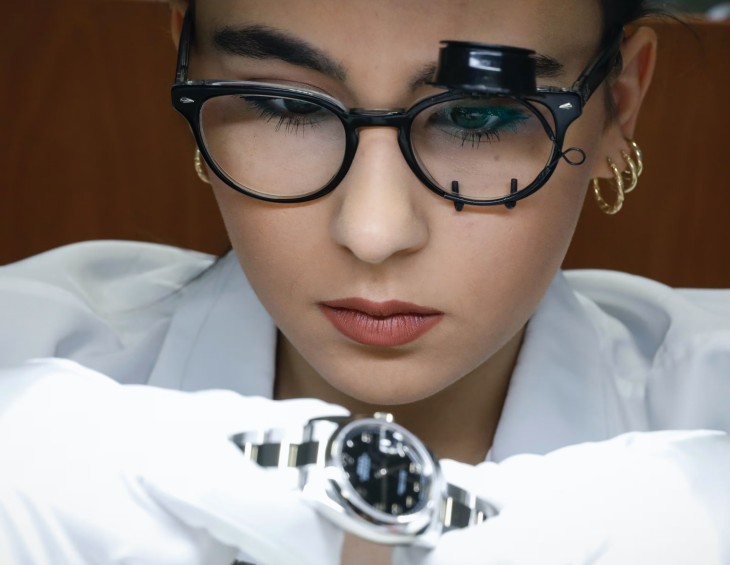 Omega otomatik saat bakımı, kadın saat ustası